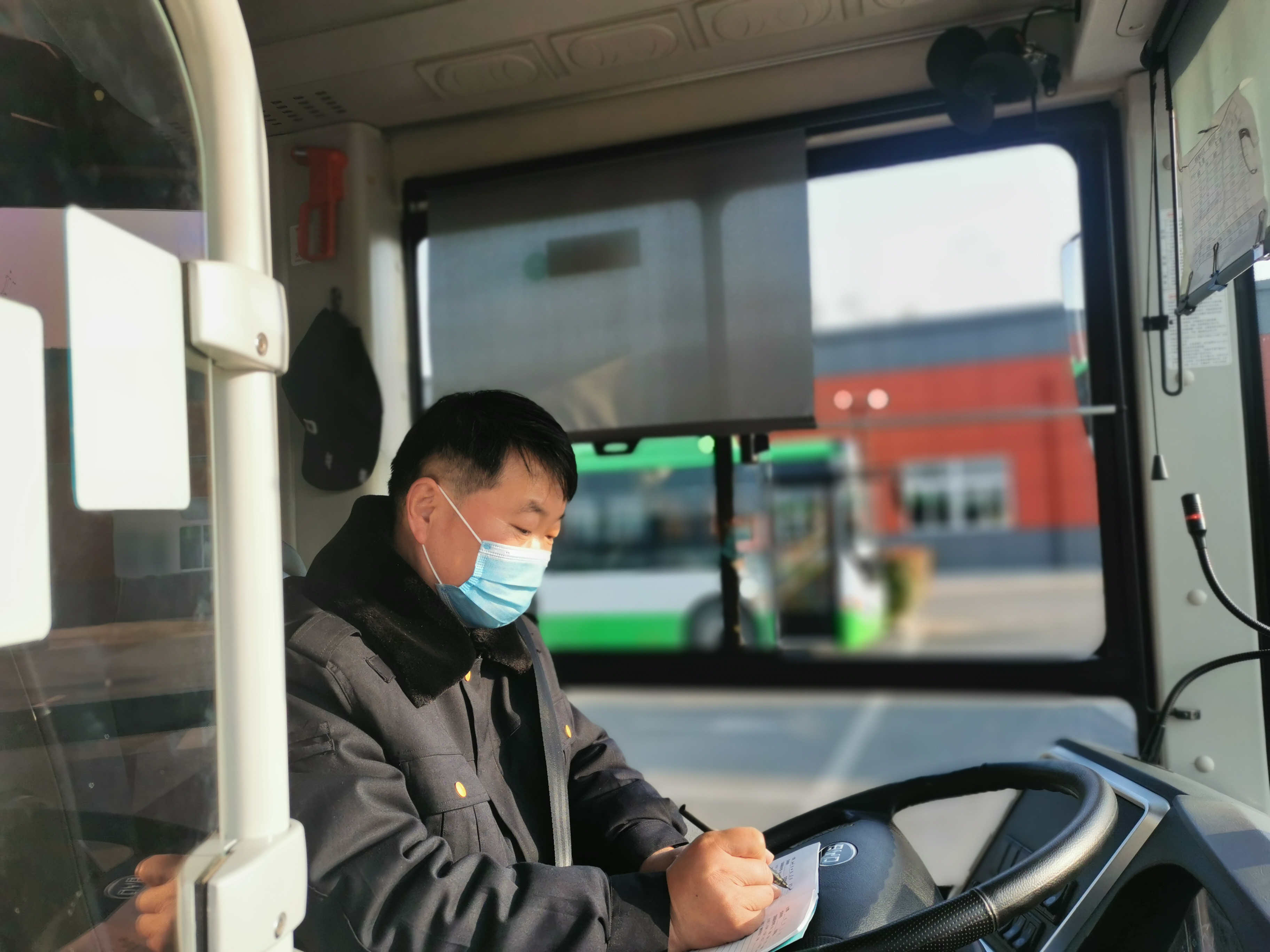 　　事情還要從12月11日說起，當(dāng)天下午3點多，張遠(yuǎn)兵駕駛著1路公交車前往洋河，一路上乘客正常上下車，沒有什么特別引起他注意的，但是到達(dá)洋河站點對車輛進(jìn)行清掃消毒時，張遠(yuǎn)兵發(fā)現(xiàn)了一個丟在角落里的包。張遠(yuǎn)兵說：“我就打開看一下，發(fā)現(xiàn)包里邊有一個錢包，錢包打開，里邊有人民幣2000多元，兩張社保卡、兩張銀行卡、存折等物品。”