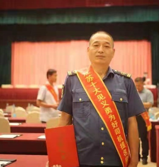 　　積極開(kāi)展?fàn)幭葎?chuàng)優(yōu)活動(dòng)。圍繞“爭(zhēng)先創(chuàng)優(yōu)、文明服務(wù)”的目標(biāo)定位，于今年初啟動(dòng)“服務(wù)之星”和“紅旗車隊(duì)”評(píng)選活動(dòng)，細(xì)化量化評(píng)選細(xì)則和考核指標(biāo)，每2個(gè)月開(kāi)展一次“服務(wù)之星”評(píng)比，每季度開(kāi)展一次“紅旗車隊(duì)”評(píng)選?；顒?dòng)開(kāi)展以來(lái)，先后有144名駕駛員獲評(píng)“服務(wù)之星”，4支車隊(duì)獲得“紅旗車隊(duì)”榮譽(yù)。駕駛員沈斌、劉開(kāi)庭獲得第六屆“江蘇十大見(jiàn)義勇為好司機(jī)”提名獎(jiǎng)。